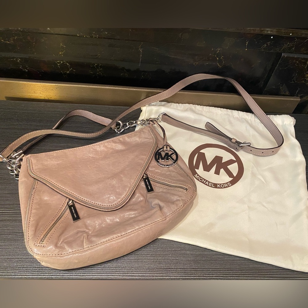 MICHAEL KORS Odette Crossbody Zipper Envelope Flap Leather Purse in Taupe